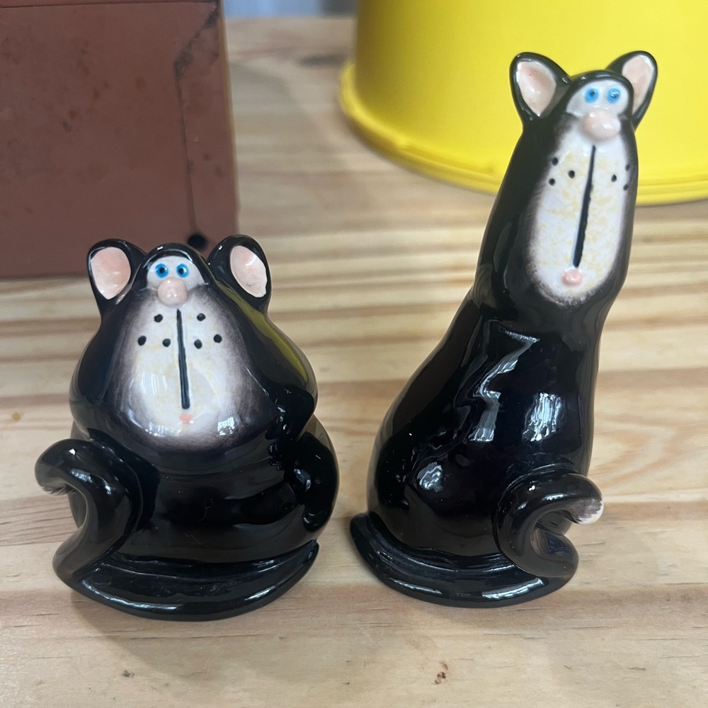 Vintage Russ Berrie Black Tabby Salt & Pepper shakers